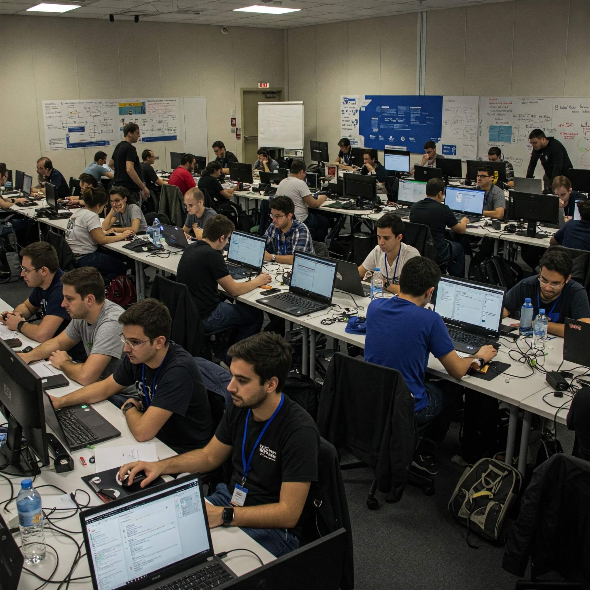 Membros fazendo hackathon